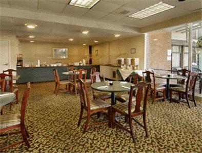Howard Johnson Inn & Suites Коламбус Ресторан фото
